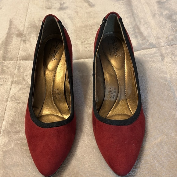 Sexy red lace back heels with black piping around shoe. - Picture 1 of 7